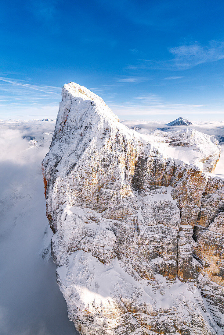 Felswand des Monte Pelmo bedeckt mit Schnee, Luftbild, Dolomiten, Provinz Belluno, Venetien, Italien, Europa