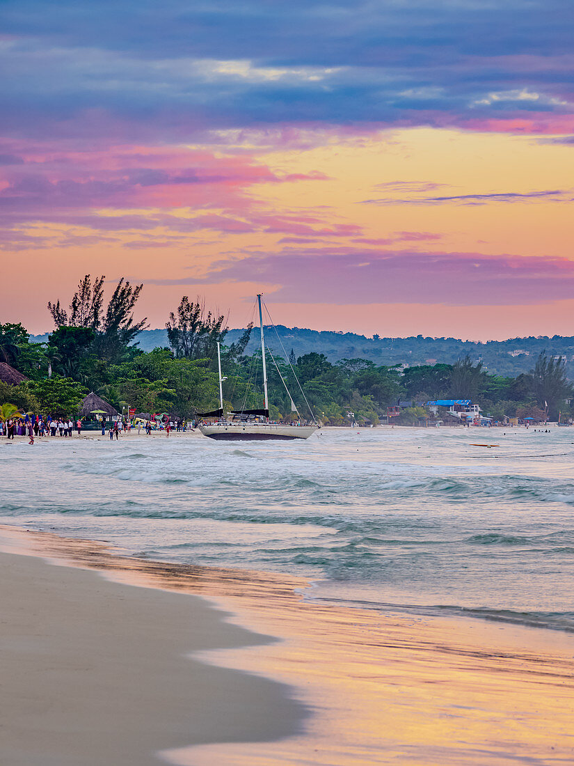 Seven Mile Beach bei Sonnenuntergang, Long Bay, Negril, Westmoreland Parish, Jamaika, Westindische Inseln, Karibik, Mittelamerika