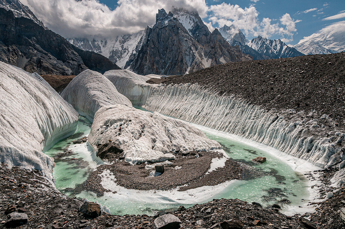 Ein Gletscherfluss auf dem Baltoro-Gletscher bei Concordia in der Nähe von K2 im Karakoram-Gebirge in Nordpakistan, Asien