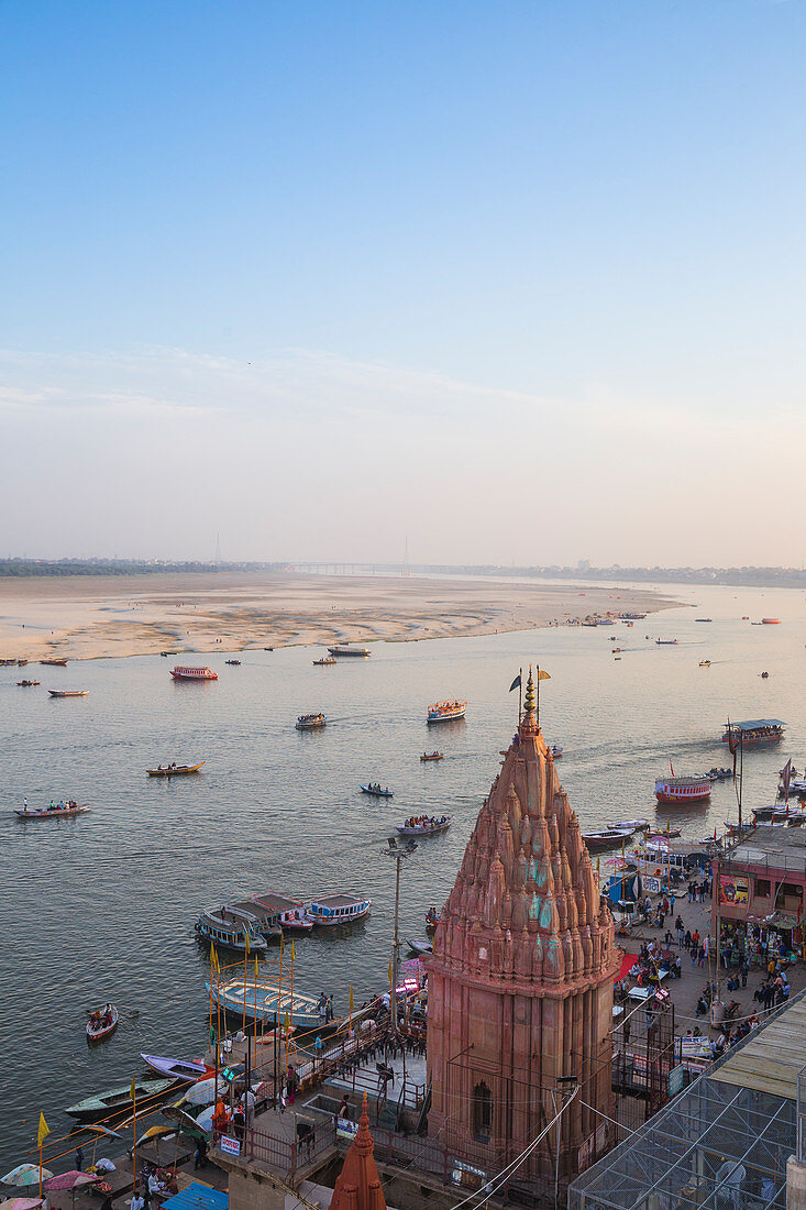 Ansicht von Varanasi Ghats und Ganges, Varanasi, Uttar Pradesh, Indien, Asien