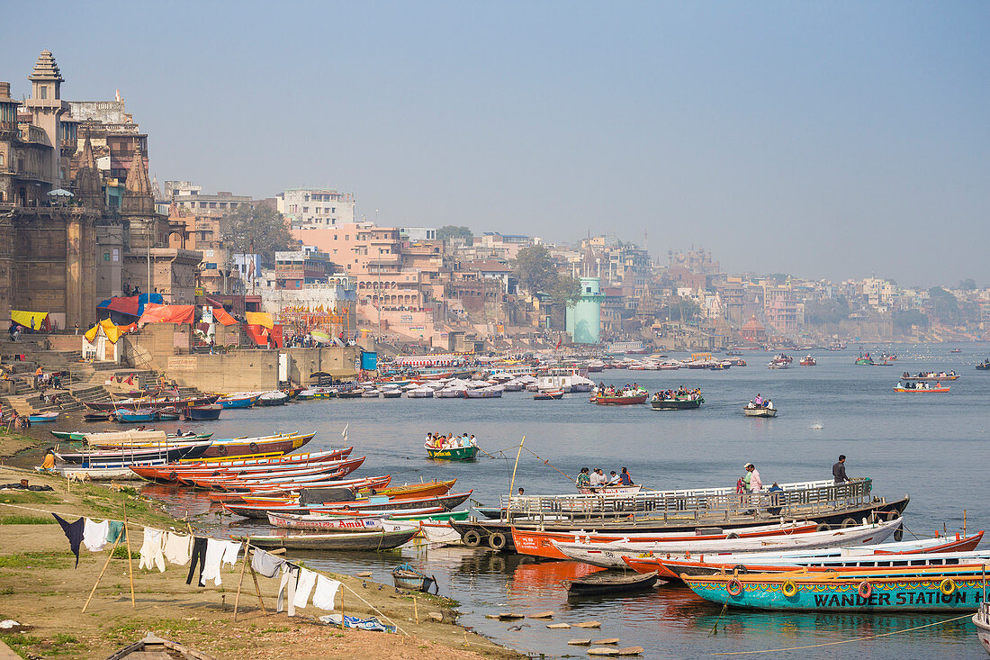 Wäsche trocknet am Ufer des Ganges, Varanasi, Uttar Pradesh, Indien, Asien