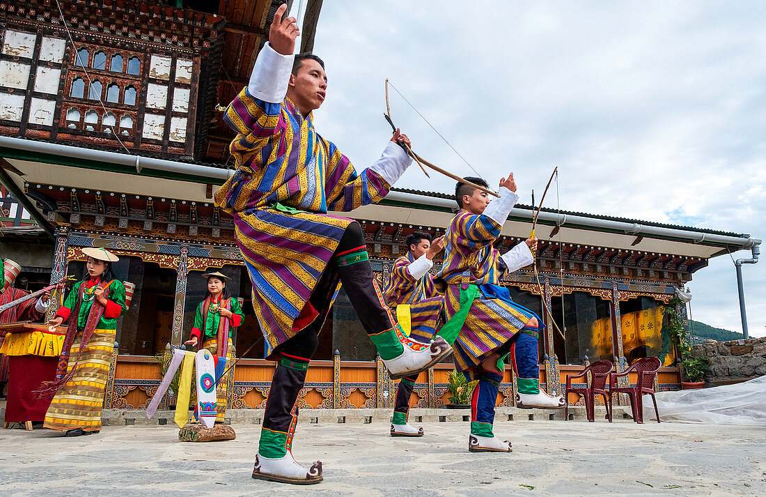 Bhutaner führen den maskierten Cham-Tanz durch, Paro, Bhutan, Asien