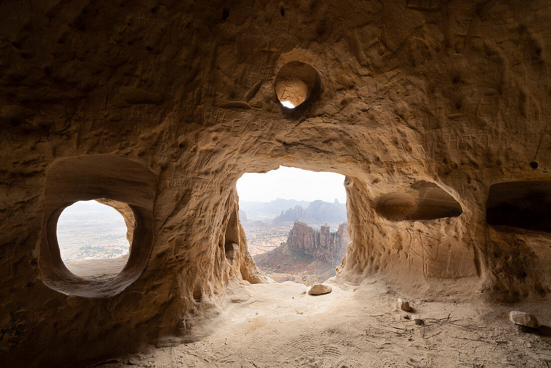 Natürliche Fenster innerhalb der Höhle am Eingang der Felsenkirche von Daniel Korkor, Gheralta Mountains, Tigray Region, Äthiopien, Afrika