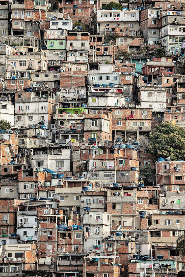 Ansicht von schlechtem Wohnen in der Favela (Slum), Cantagalo nahe Copacabana Beach, Rio de Janeiro, Brasilien, Südamerika