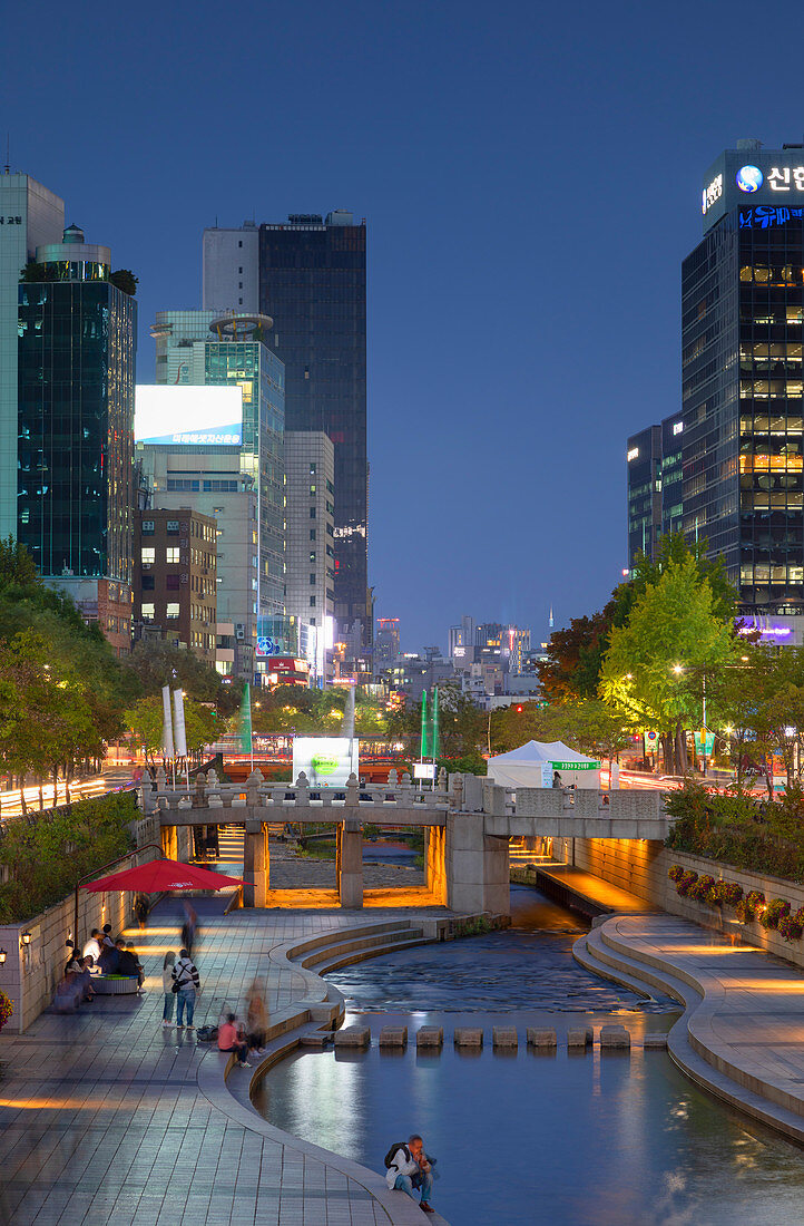 Cheonggyecheon Stream in der Abenddämmerung, Seoul, Südkorea, Asien