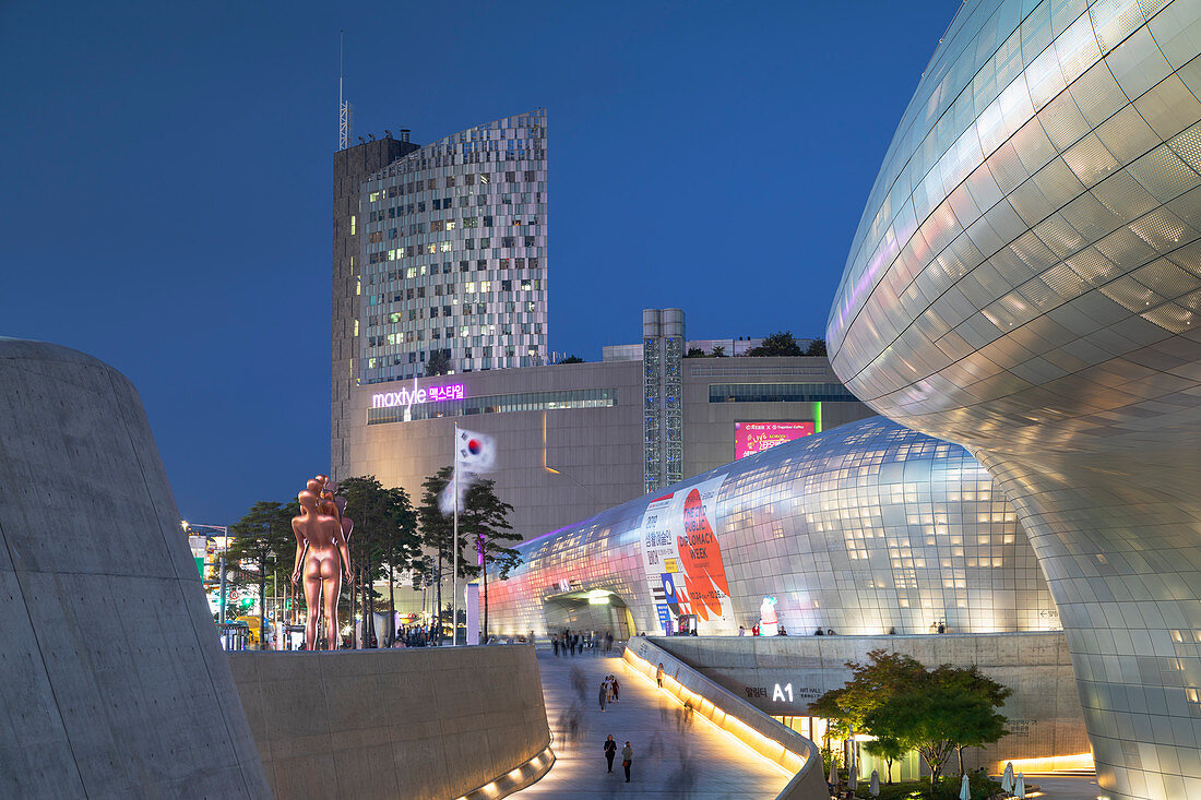 Dongdaemun Design Plaza in der Abenddämmerung, Seoul, Südkorea, Asien