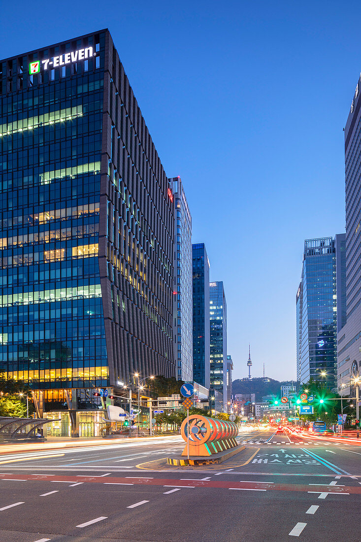 Wolkenkratzer und Seoul Tower in der Abenddämmerung, Seoul, Südkorea, Asien