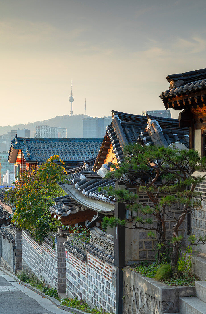 Traditionelle Häuser in Bukchon Hanok Dorf bei Sonnenaufgang, Seoul, Südkorea, Asien