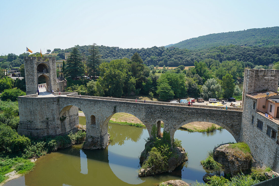 Die mittelalterliche Bogenbrücke von Besalu, Provinz Girona, Katalonien, Spanien, Europa