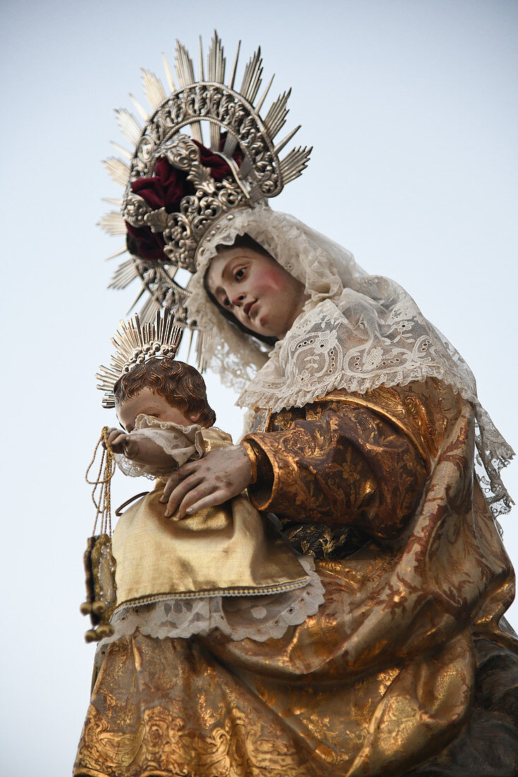 Die Virgen del Carmen auf ihrem Wagen, die sie am Abend ihres Ausfluges zum Meer, Tarifa, Cadiz, Andalusien, Spanien, Europa zum Santuario in der Nähe von Tarifa bringt