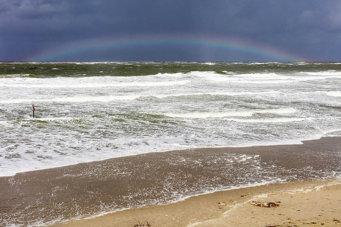 Regenbogen am Horizont, Nordsee, Brandung, Flut, Wind, Strand, Sand, Regen, Norderney, Ostfriesland, Niedersachsen, Deutschland