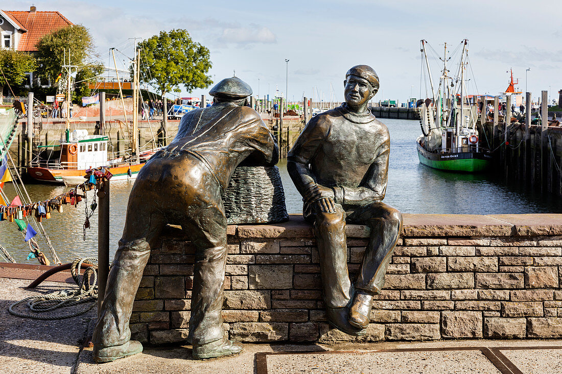 Fischerskulpturen im Hafen, Alt- und Jungfischer - Bildhauer Hans-Christian Petersen, Neuharlingersiel, Ostfriesland, Niedersachsen, Deutschland