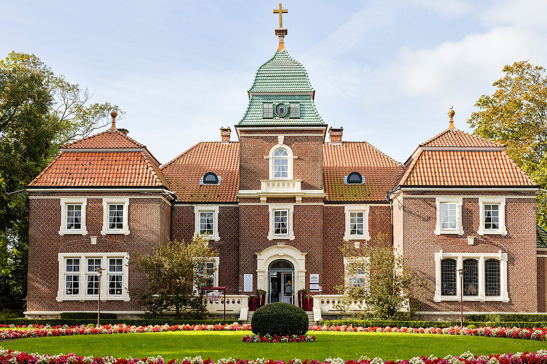 Sielhof-Schlösschen, Sielhof-Park, Neuharlingersiel, Ostfriesland, Niedersachsen, Deutschland