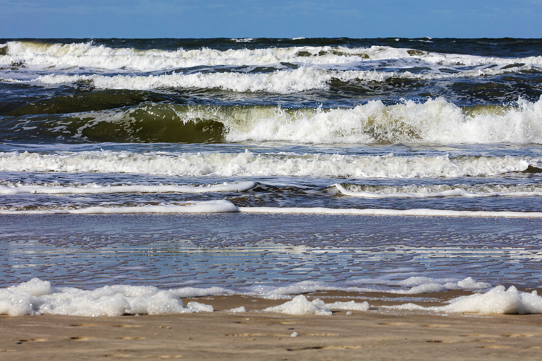 Wellen am Strand, Meer, Nordsee, Brandung, Gischt, Sand, Spiekeroog, Ostfriesland, Niedersachsen, Deutschland