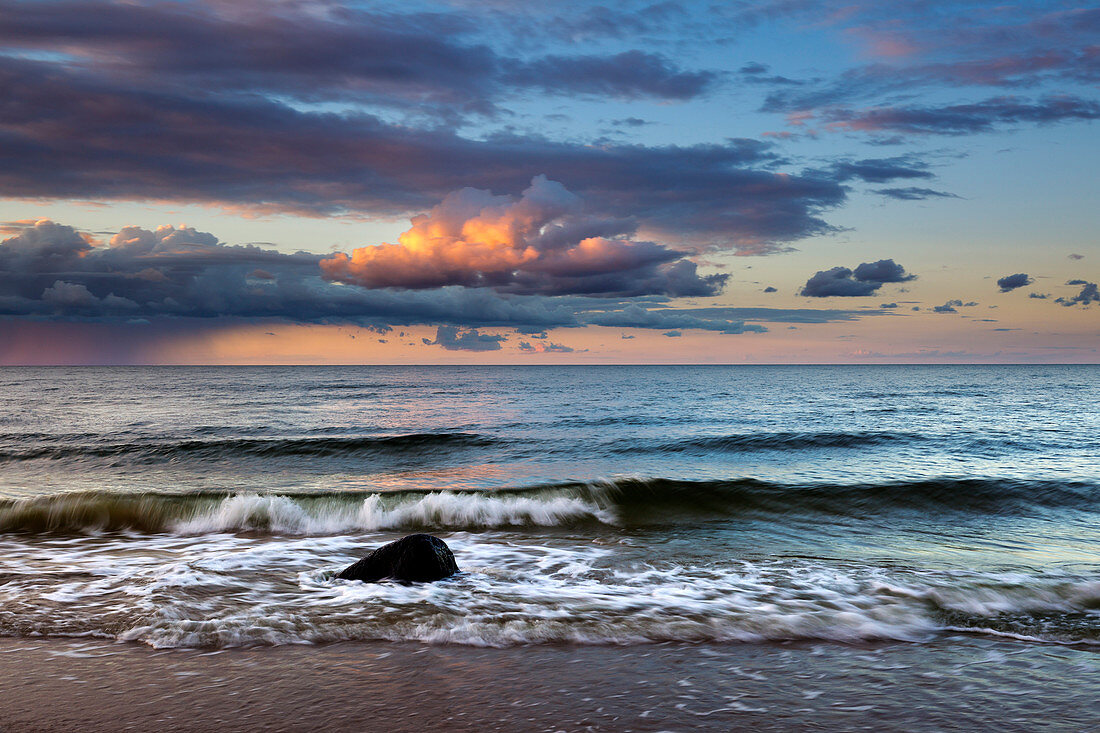 Findling am Strand bei Bansin, Usedom, Ostsee, Mecklenburg-Vorpommern, Deutschland