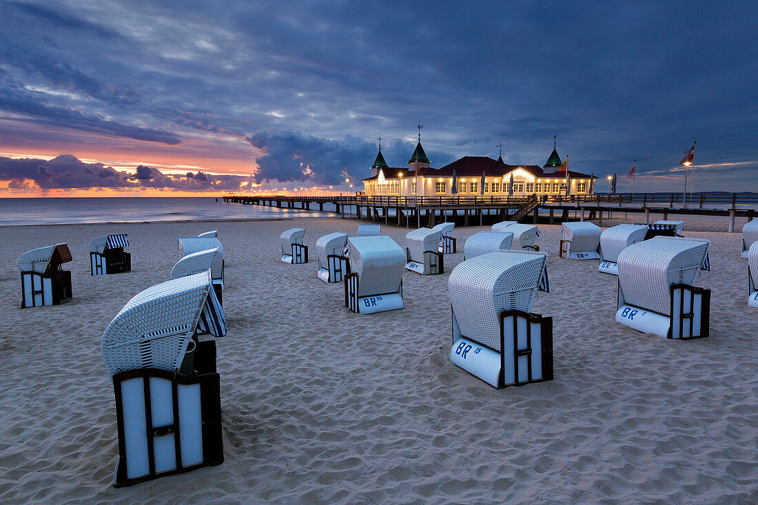 Seebrücke am Strand von Ahlbeck, Usedom, Ostsee, Mecklenburg-Vorpommern, Deutschland