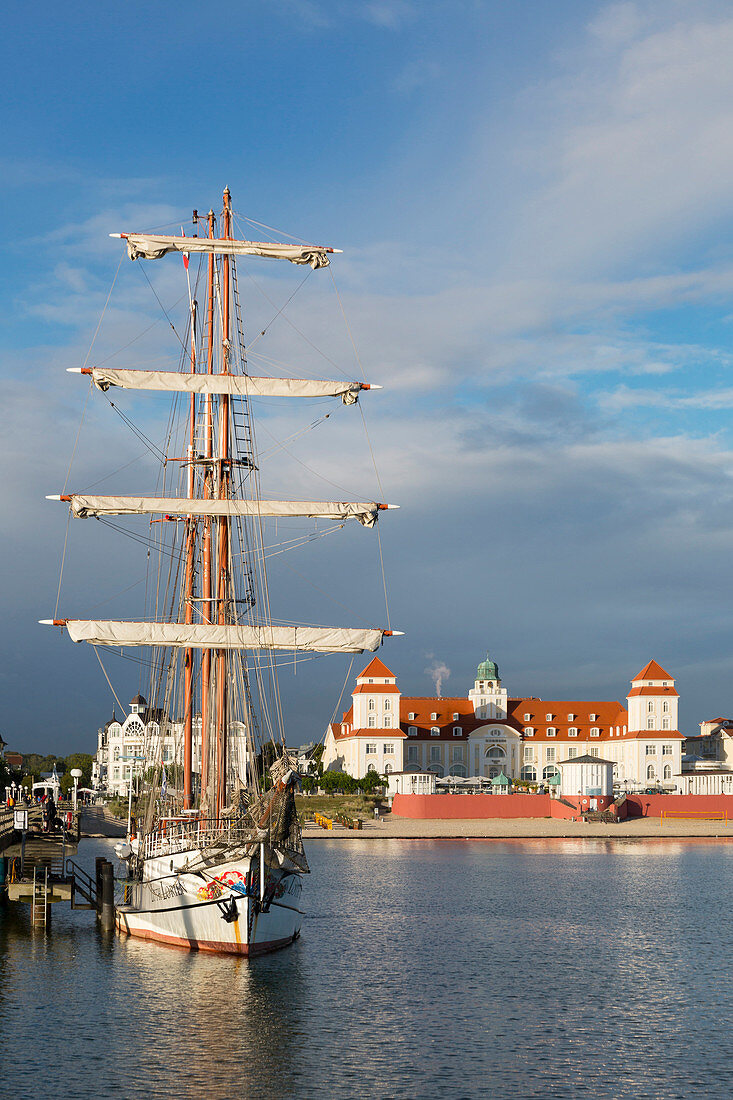 Segelschiff am Anleger der Seebrücke vor dem Kurhaus, Binz, Rügen, Ostsee, Mecklenburg-Vorpommern, Deutschland