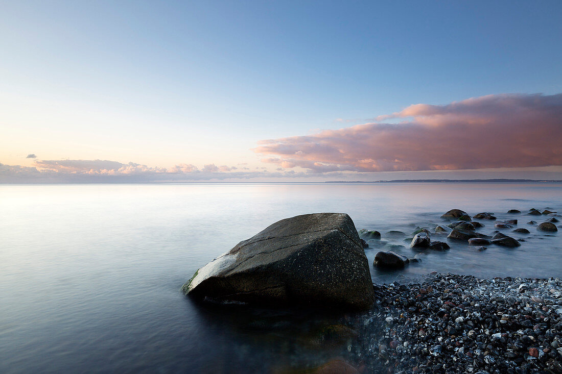 Boulder on the beach, chalk cliffs, chalk coast, Jasmund National Park, Rügen, Baltic Sea, Mecklenburg-Western Pomerania, Germany