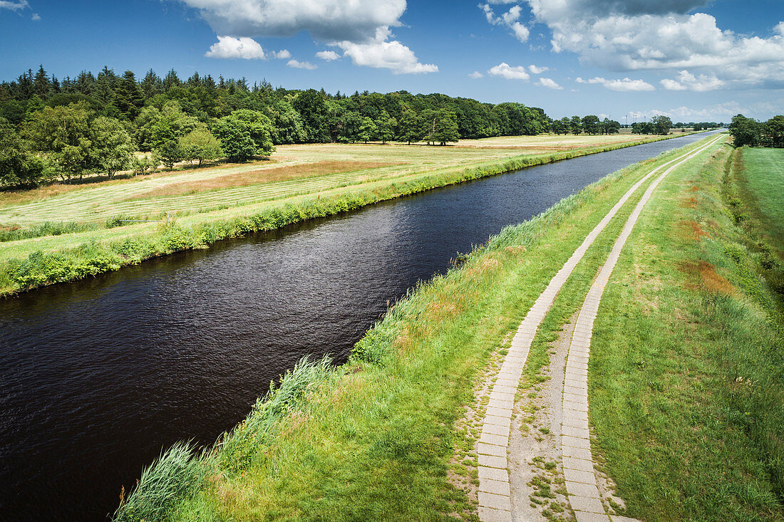 Der Ems-Jade-Kanal bei Reepsholt, Friedeburg, Wittmund, Ostfriesland, Niedersachsen, Deutschland, Europa