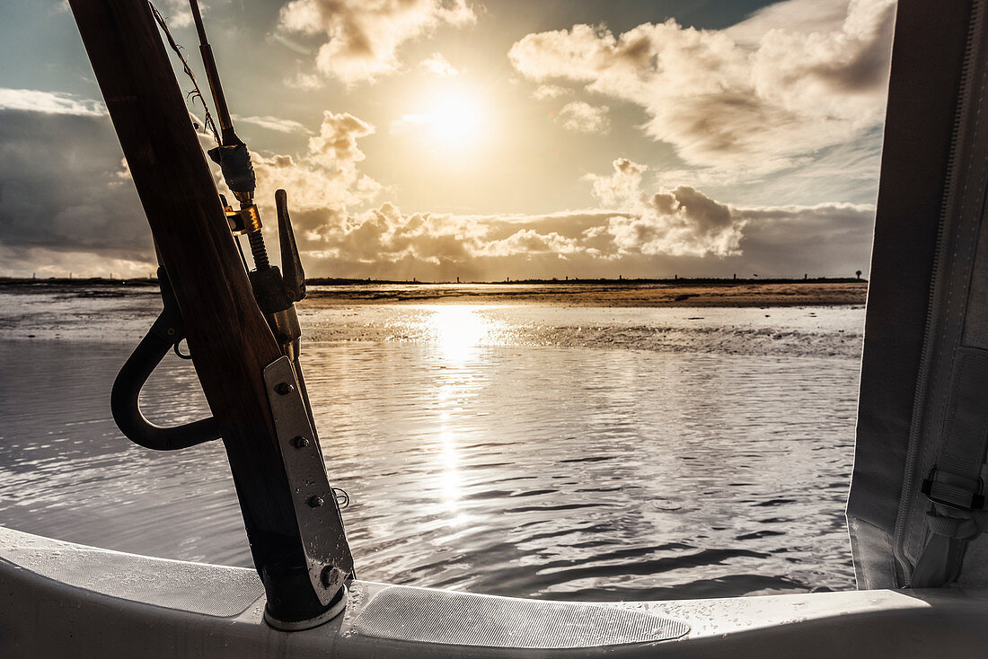 Morgenstimmung auf Segelboot im Nationalpark Wattenmeer, Spiekeroog, Ostfriesland, Niedersachsen, Deutschland, Europa
