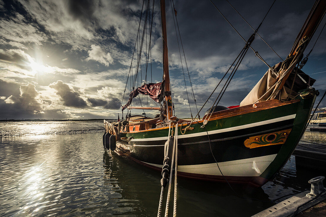 Morgenstimmung mit traditionellem Segelboot im Nationalpark Wattenmeer, Spiekeroog, Ostfriesland, Niedersachsen, Deutschland, Europa