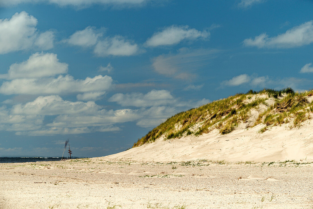 Düne und Sandstrand an der Nordsee unter blauem Himmel mit Wolken, Spiekeroog, Ostfriesland, Niedersachsen, Deutschland, Europa