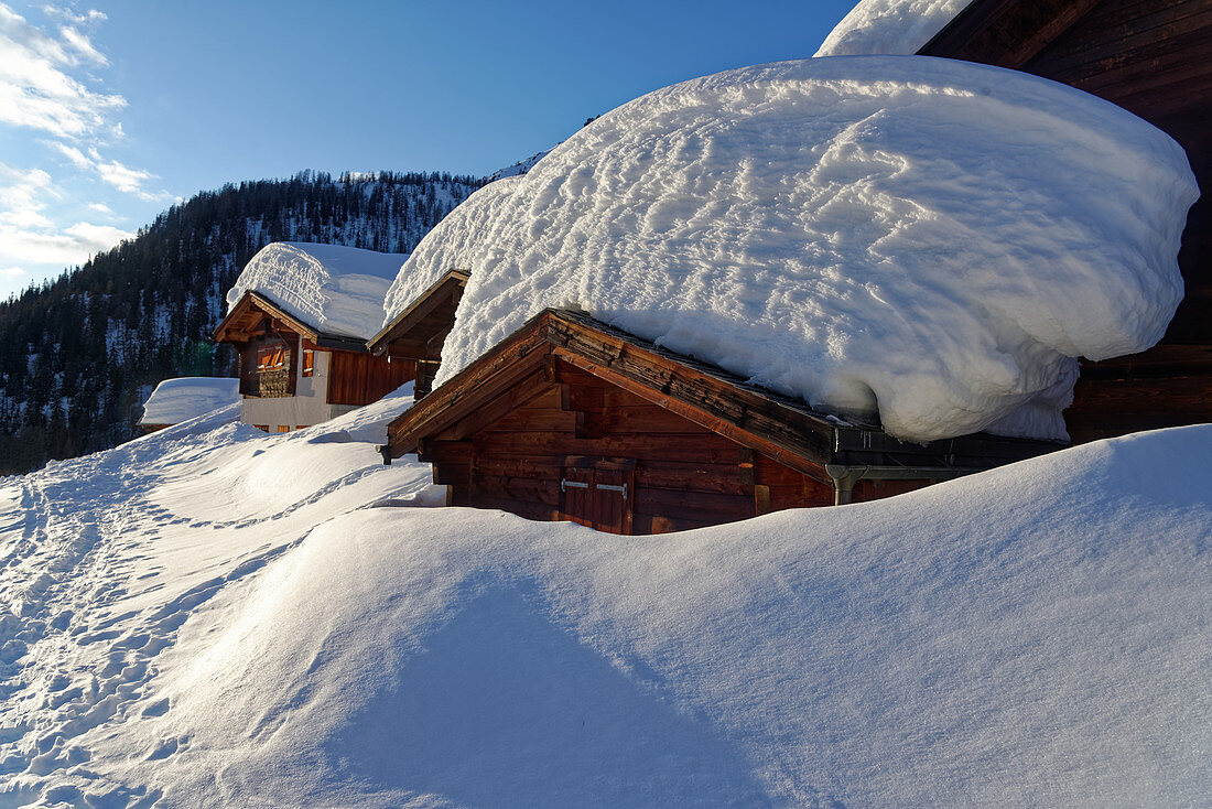 Verschneite Chalets auf der Fafleralp im hinteren Lötschental, Wallis, Schweiz.