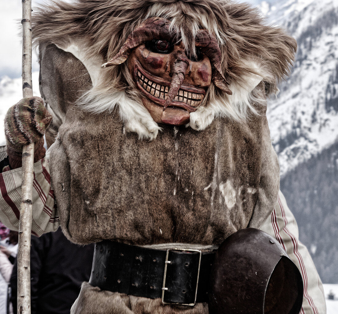 Fasnachtsumzug der Tschäggättä in Wiler, Lötschental, Wallis, Schweiz.