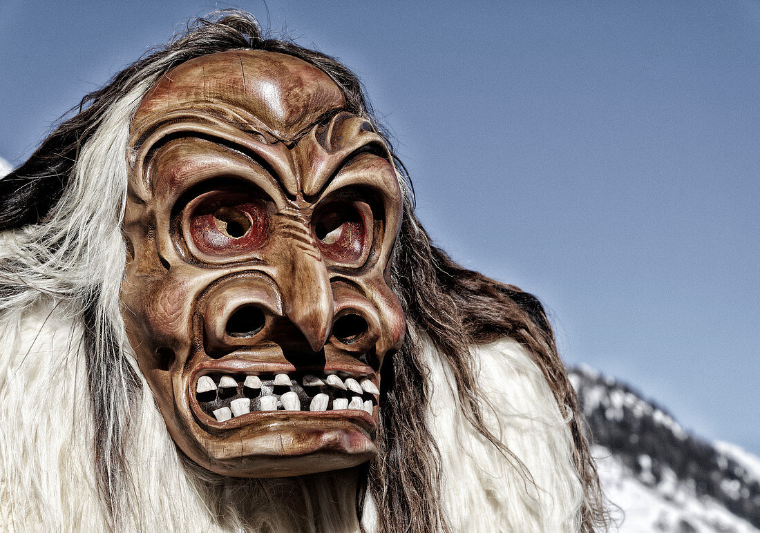 Maske der Tschäggättä, Fasnachtsbrauch im Lötschental, Wallis, Schweiz.