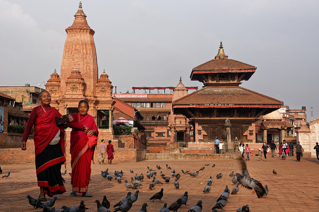 Fertig restauriert nach dem Erdbeben: Der Durbar Square in Bhaktapur, Kathmandutal, Nepal, Asien.