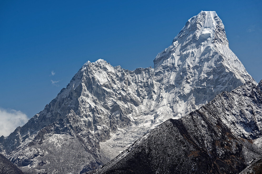 Die formschöne Ama Dablam im Solo Khumbu, Nepal, Himalaya, Asien.
