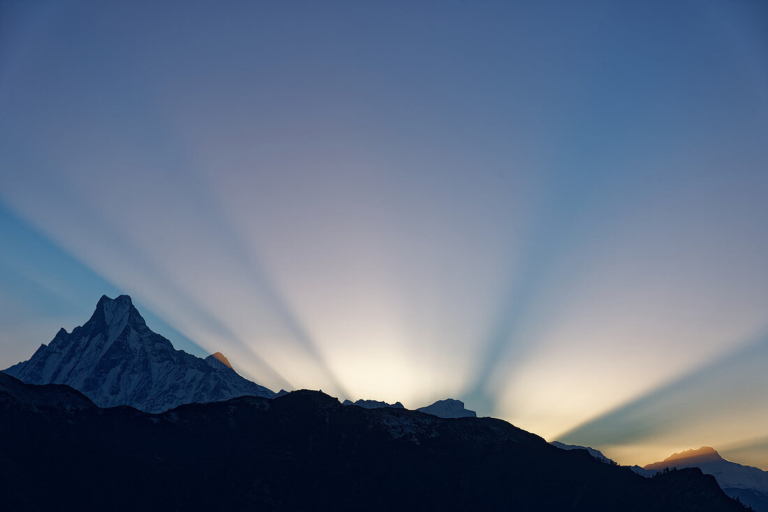 Sonnenstrahlen hinter dem Machapuchare gesehen vom Poon Hill, Nepal, Himalaya, Asien.