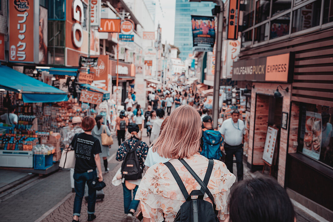 Harajuku Street mit Touristin im Vordergrund, Tokio, Japan, Asien
