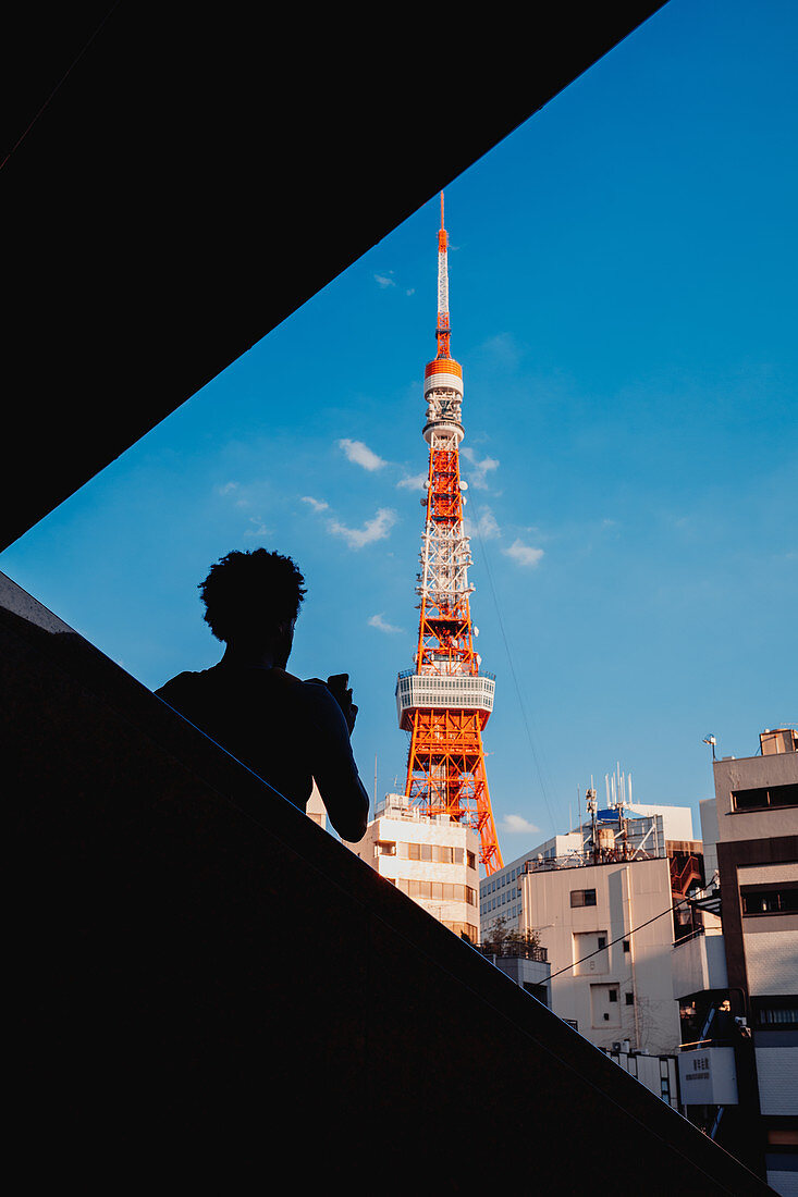 Siluette eines Touristen der mit seinem Handy den Tokyo Tower fotografiert, Tokio, Japan, Asien