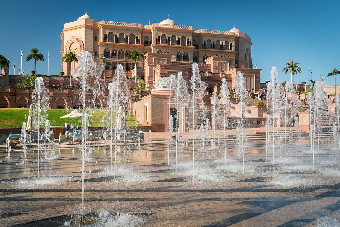 Springbrunnen vor dem Emirates Palace, Abu Dhabi, Vereinigte Arabische Emirate