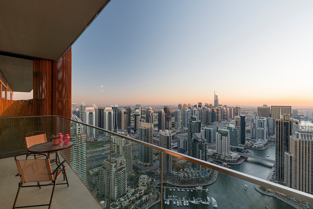 Blick aus einem Appartment über die Dubai Marina, Tisch mit Stühlen, Terrasse, Dubai, Vereinigte Arabische Emirate