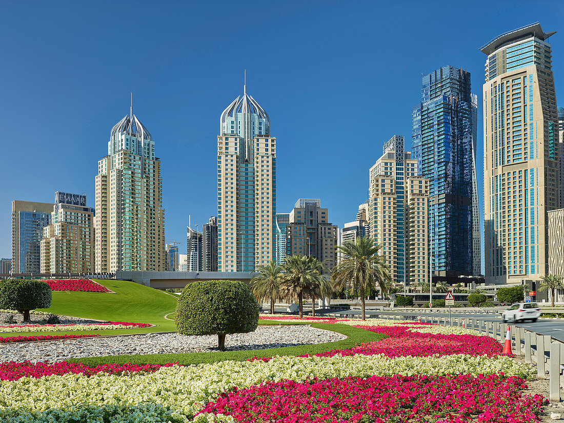 begrüntes Autobahnkreuz, Sheikh Zayed Road, nahe Dubai Marina, Dubai, Vereinigte Arabische Emirate