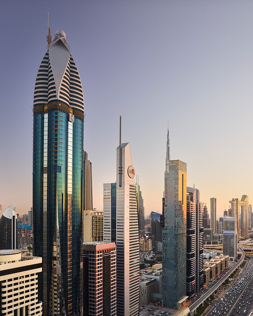 Blick über die Sheikh Zayed Road, Rose Tower, Dubai, Vereinigte Arabische Emirate