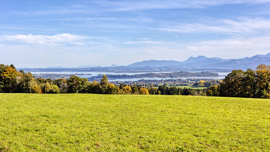 Blick von der Ratzinger Höhe Richtung Chiemsee, Rimsting, Bayern, Deutschland