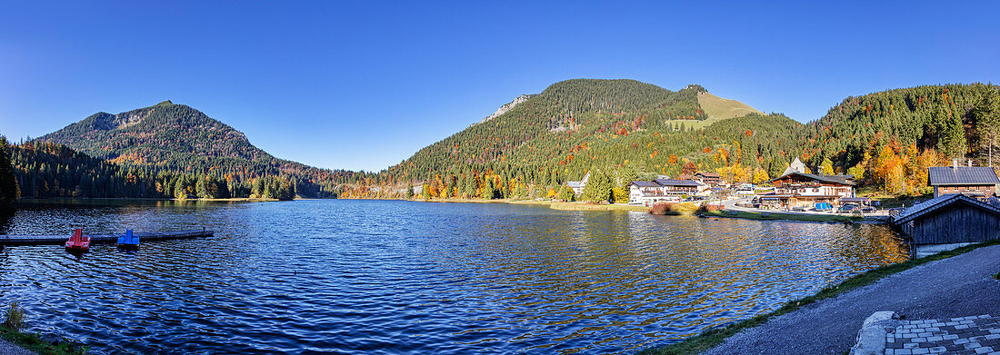 Spitzingsee am Ufer im Herbst, Bayern, Deutschland