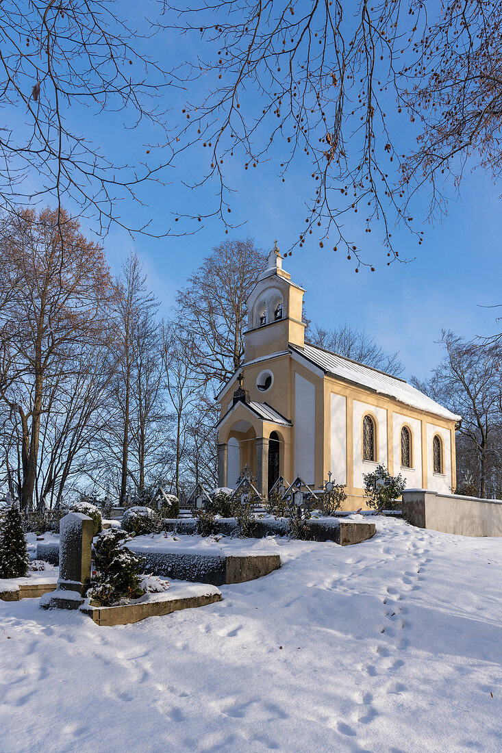 Friedrichskapelle in verschneiter Umgebung, Andechs, Bayern, Deutschland