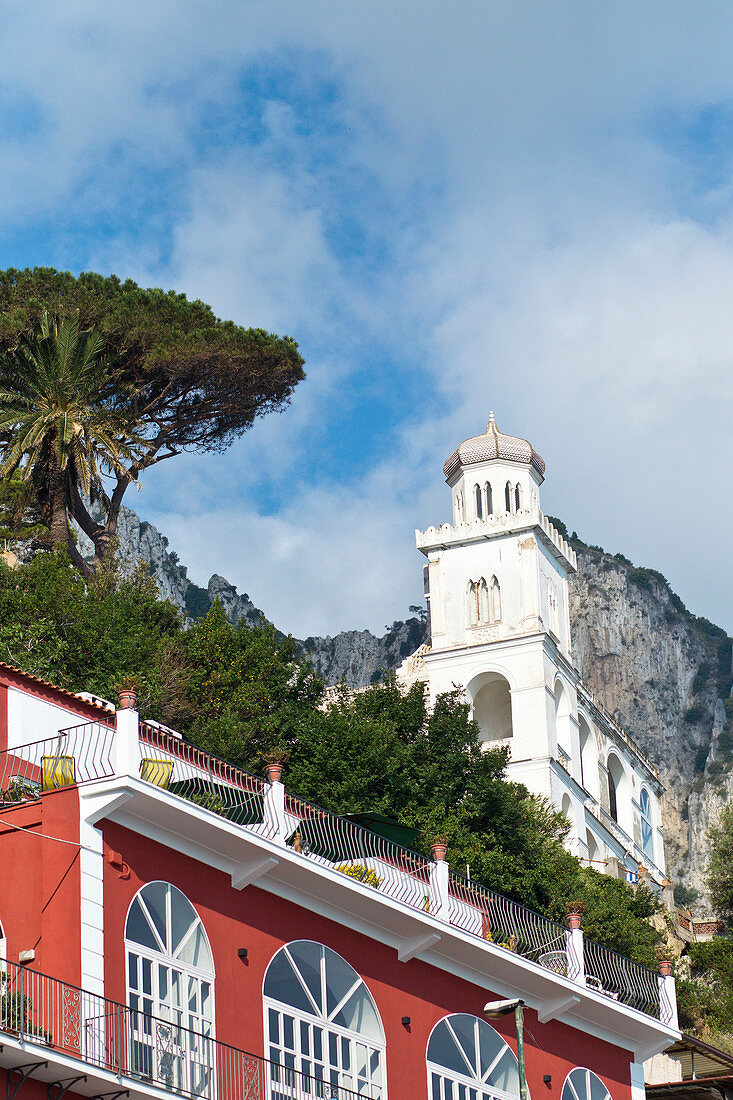 Blick von der Marina Grande auf eine alte Kirche in Capri, Italien