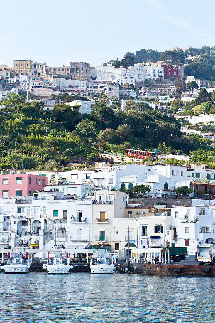 Blick vom Meer zur Marina Grande in Capri, Italien