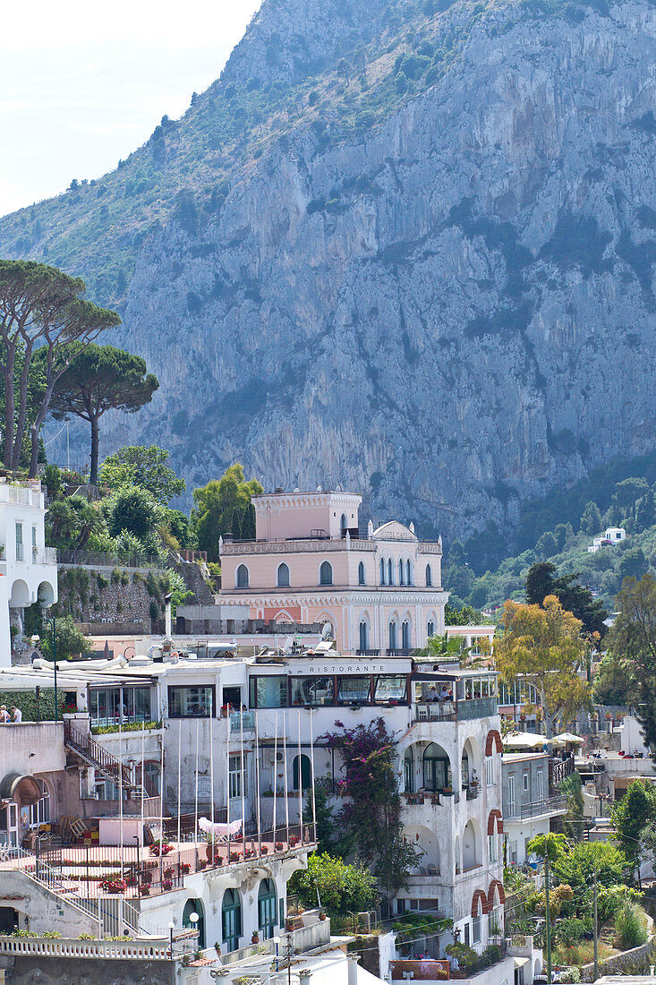 Blick auf Häuser und Berg in Capri, Italien