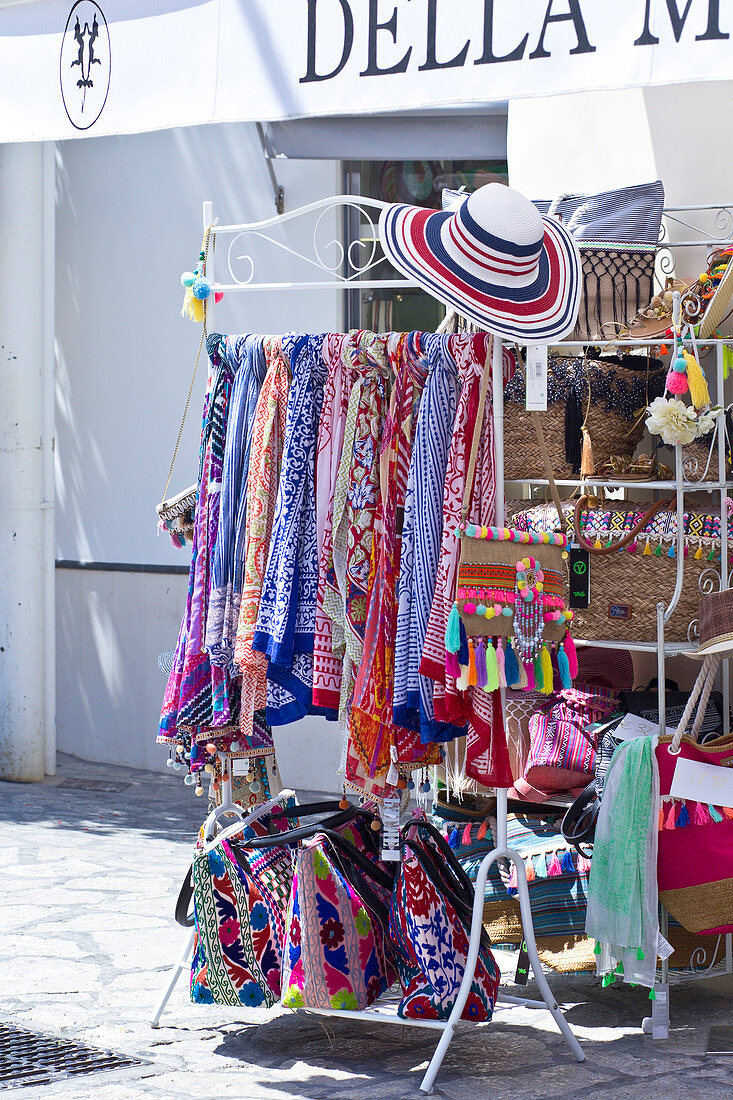 Außenansicht eines Geschäfts mit bunten Schals und Taschen in Anacapri, Capri, Italien