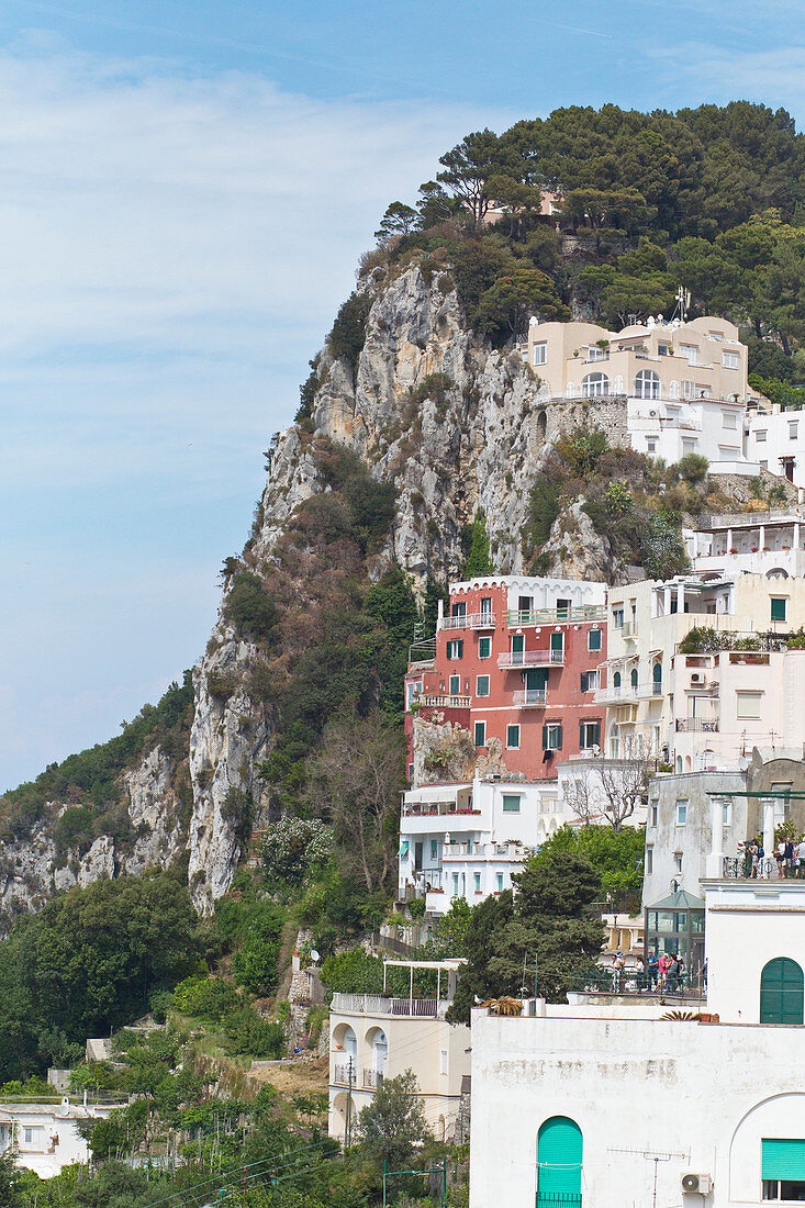 Berg mit Häusern in Capri, Italien