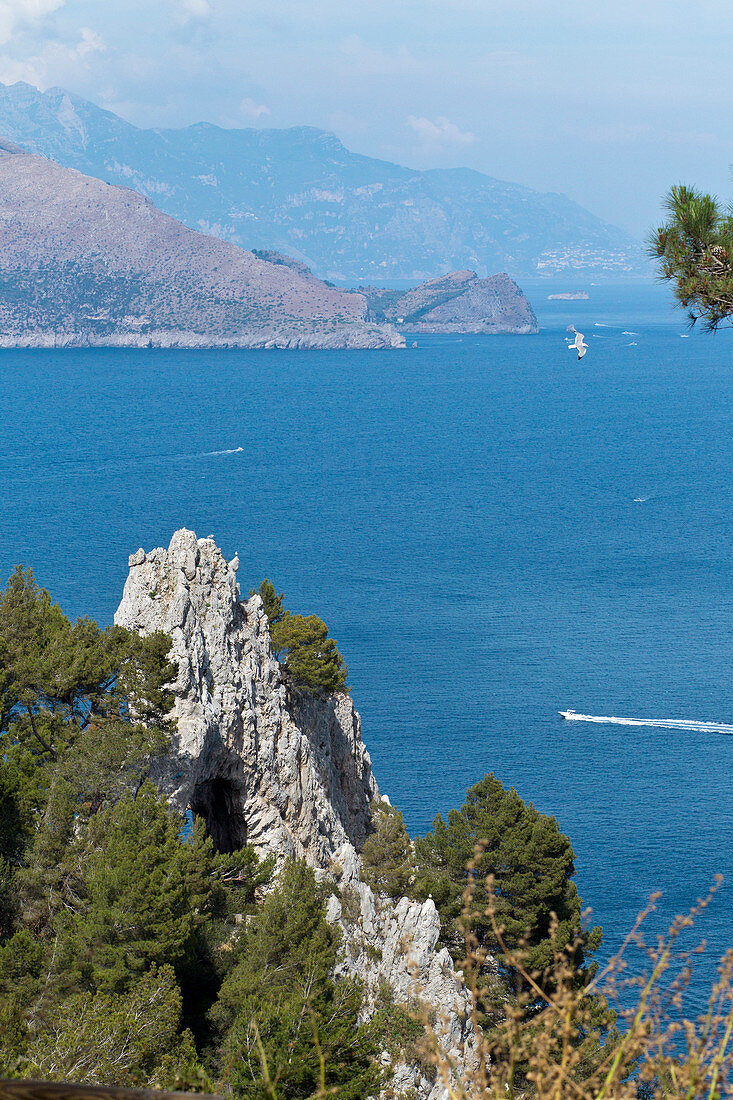 Blick auf Arco Natural von Capri-Town in Capri, Italien