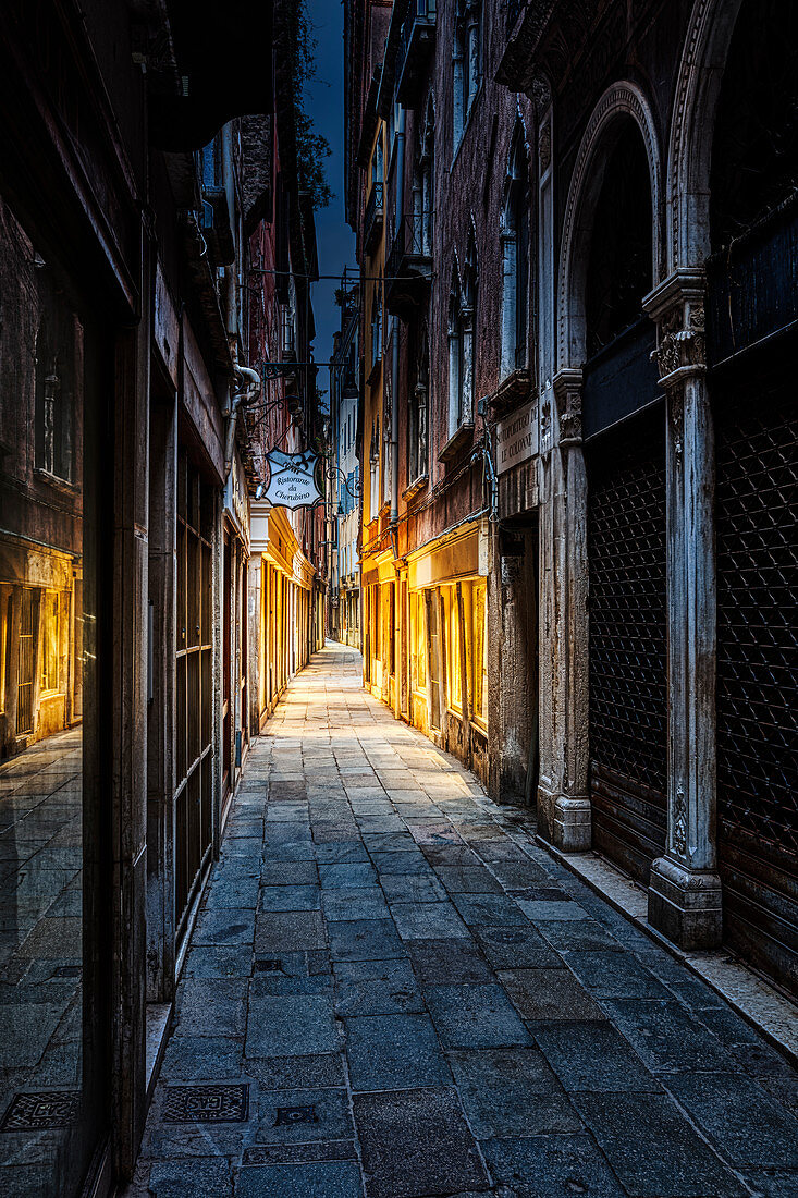 Calle Barcaroli morgens in Venedig, Venetien, Italien