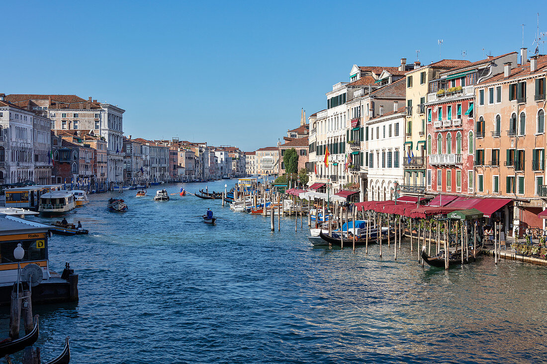 Gondeln im Canal Grande von der Rialto Brücke in Venedig, Venetien, Italien