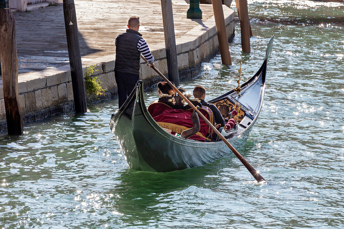 Gondel mit Touristen im Canal Grande in Venedig, Venetien, Italien